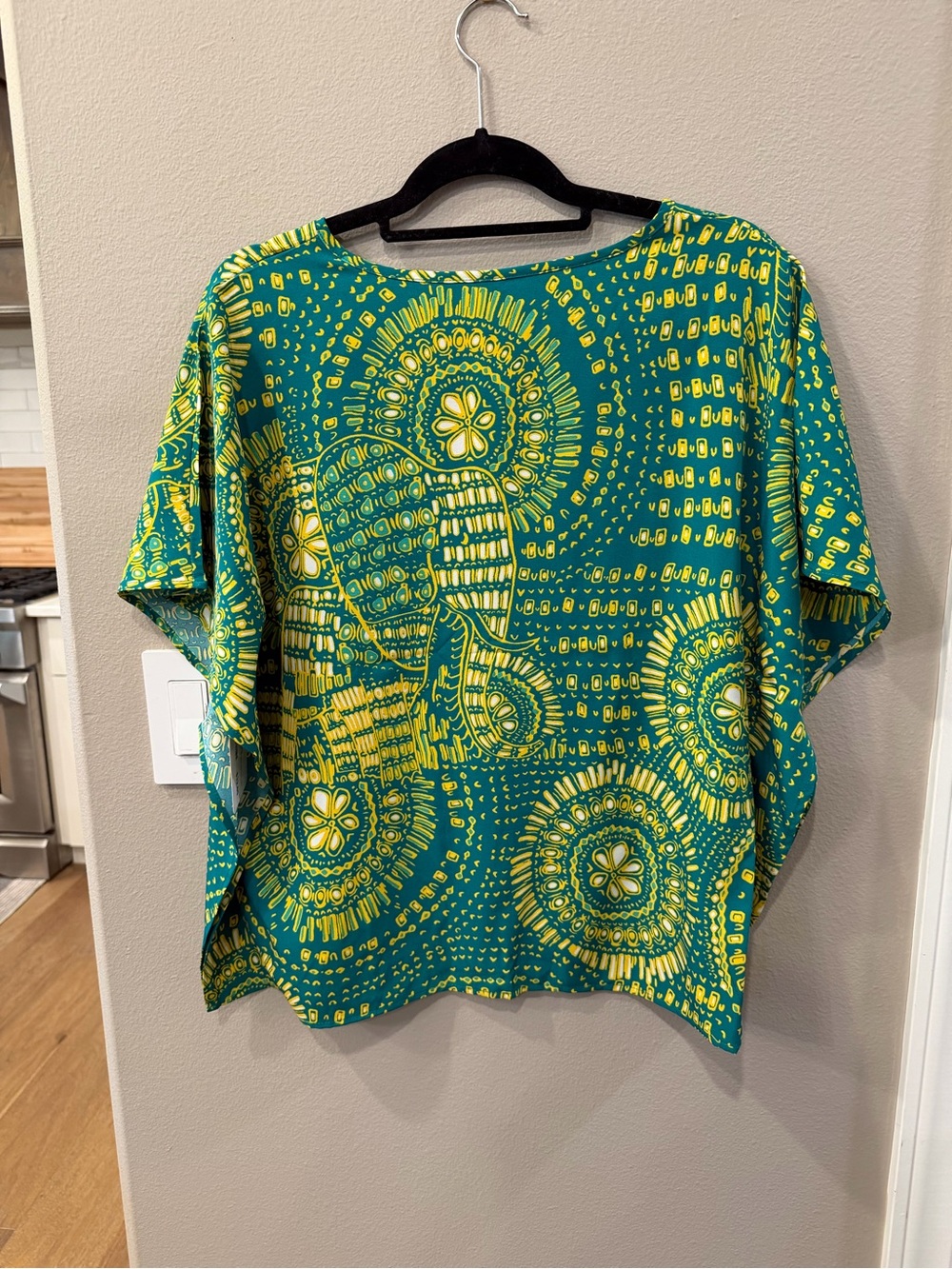 Boho Print Short Sleeve V-Neck Top in Green and Yellow NWT Size M - Picture 3 of 4